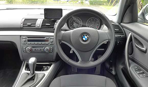 BMW1シリーズ運転席