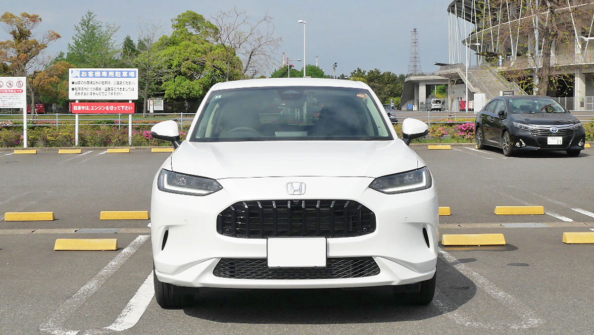 ZR-V：ボディデザイン・フロント。広い駐車場で撮影