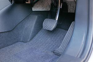 ブレーキとアクセルペダル