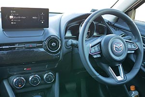 ステアリングと運転席