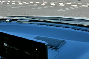 ボンネット左前方