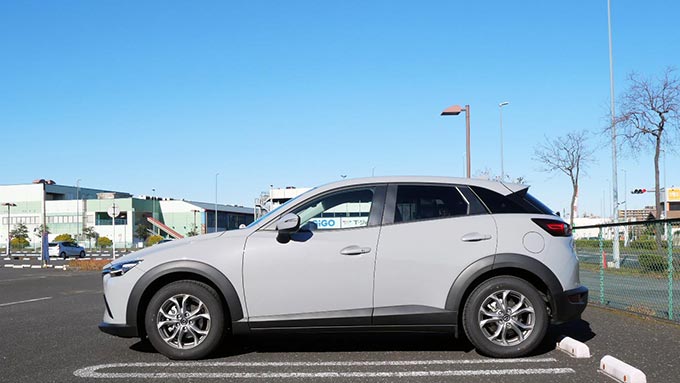 CX-3:青い空とサイドビュー