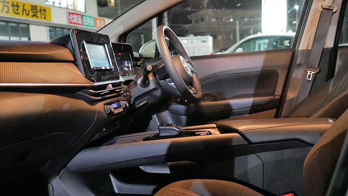 日産ノート2025:立体感あふれる内装、夜間