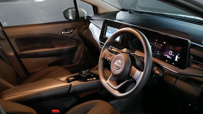 日産ノート2025:夜の内装