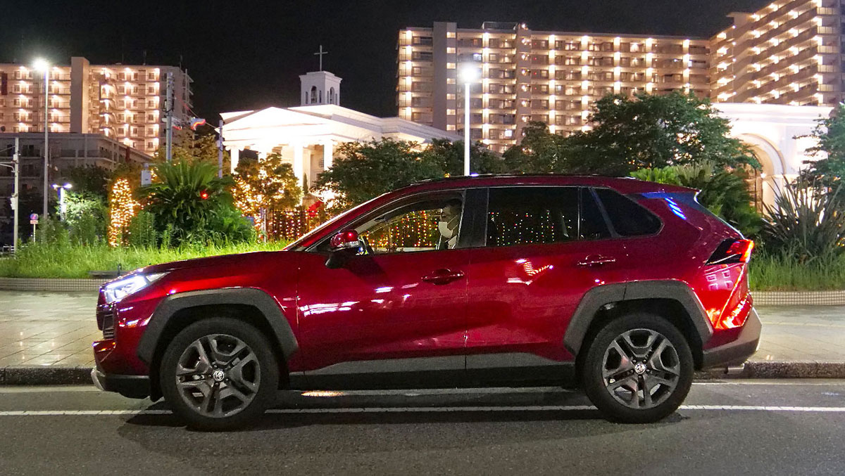 RAV4：ボディデザイン・美しい夜のRAV4とライトアップ風景
